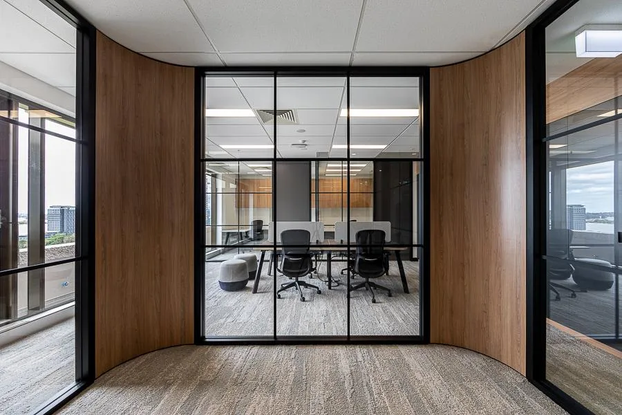 Fachada de vidrio de un edificio corporativo moderno